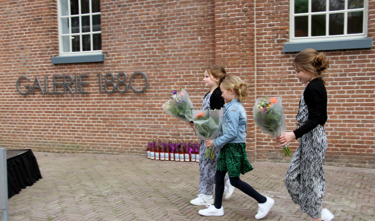 Marre, Anne en Fiene, bloemenmeisjes. Foto: Liesbeth Spaansen