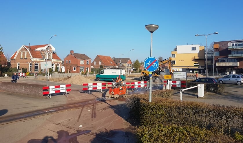 Werkzaamheden op de parkeerplaats van nu nog de Emté en binnenkort de Jumbo. Foto: Mark Ebbers