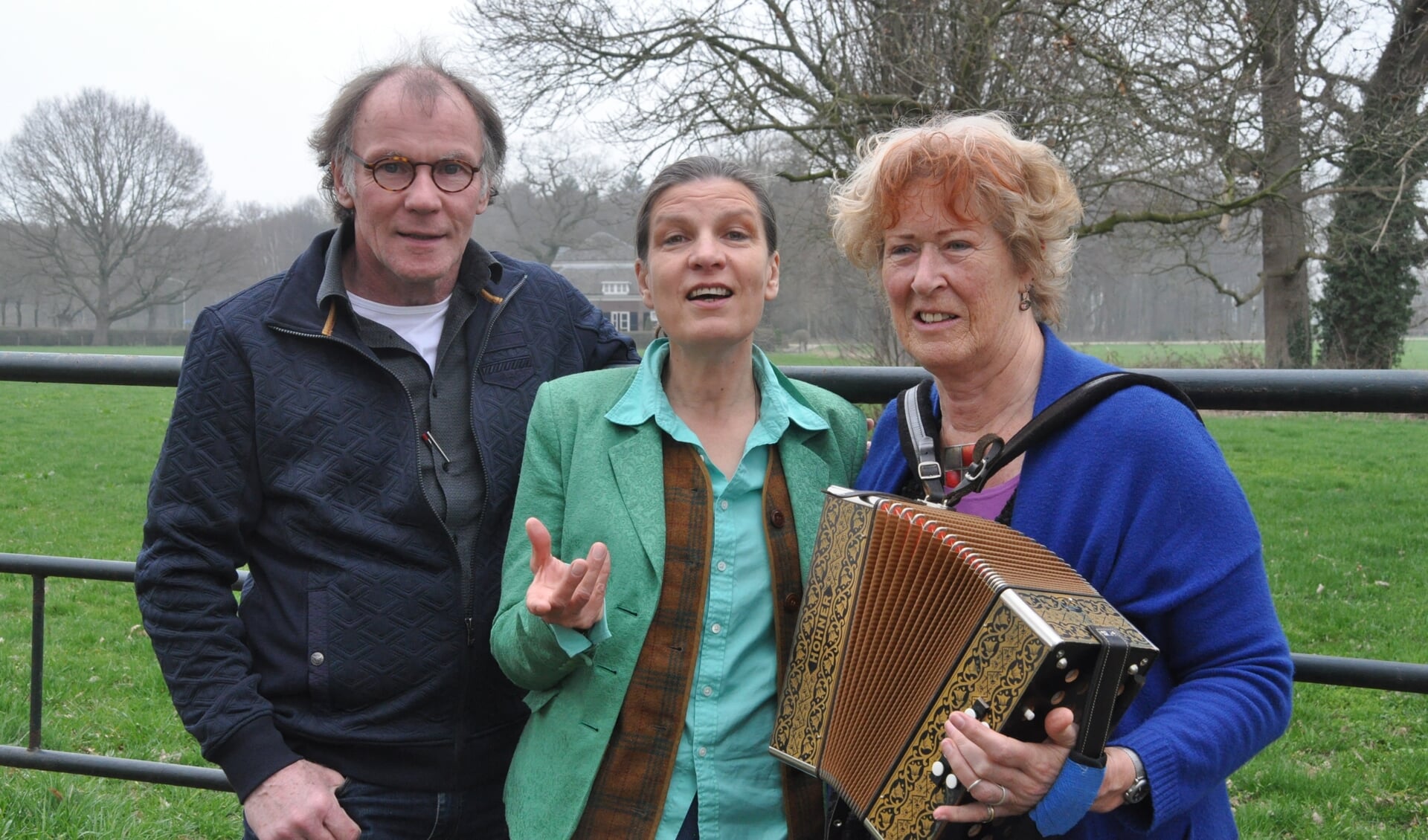 Henk Beunk, Helma Snelooper en Gerda Reijnders treden op de poëzieklinkplek op het landgoed Enghuizen op. Foto: PR