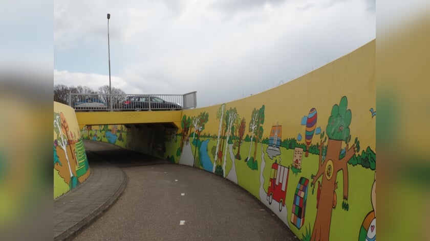 De vaste werkgroep van de Kunsttunnel in Ruurlo is afgelopen week weer druk bezig geweest met het reinigen van de wanden van de tunnel. Foto: PR.
