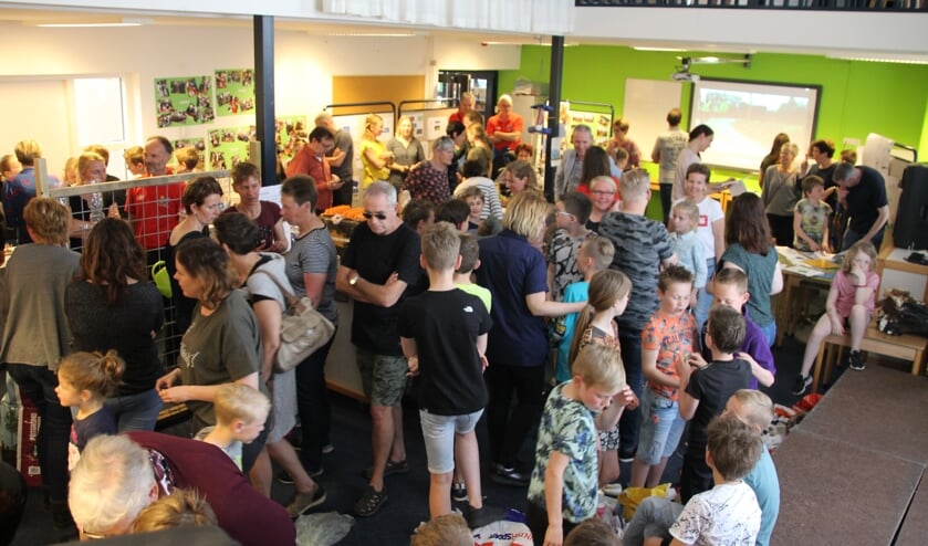 Veel belangstelling van ouders en opa's en oma's bij de presentatie van de projecten. Foto: Annekée Cuppers