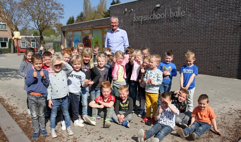 Meester Bert Eskes tussen de kleuters van zijn Dorpsschool Halle. Foto: Liesbeth Spaansen