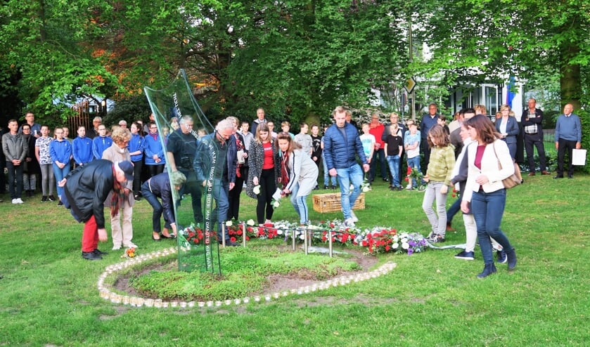 Een beeld van de Dodenherdenking 2018 in Groenlo. Foto: Theo Huijskes