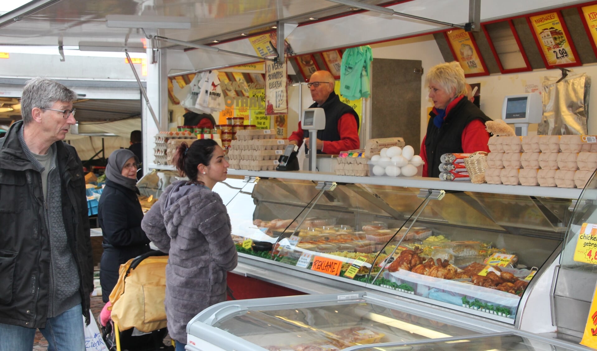 Eric en Marjo Harbers op de woensdagmarkt in Winterswijk. Foto: Lydia ter Welle