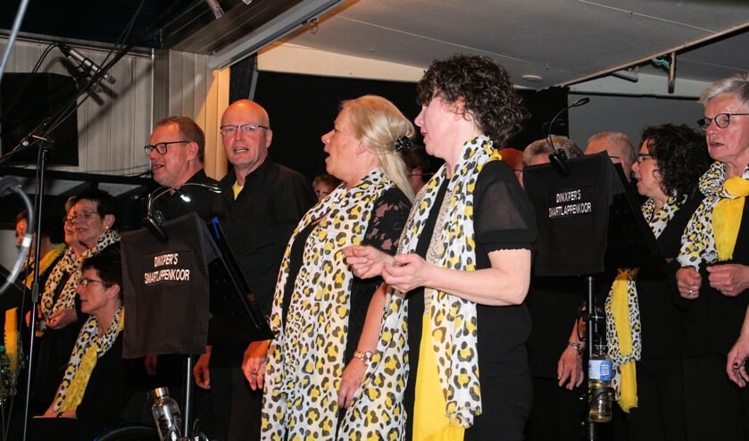 Het Dinxpers Smartlappenkoor zingt enthousiast. Foto: Frank Vinkenvleugel