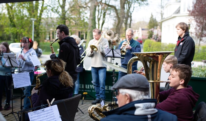Het muziekcombo onder leiding van Victor Macare was binnen in het café aanwezig en speelde daar menig nummer. Buiten zorgde het dweilorkest voor een vrolijke noot. Foto: PR.