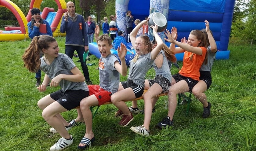 De zeskamp in Hummelo staat garant voor hilariteit. Fotio: PR