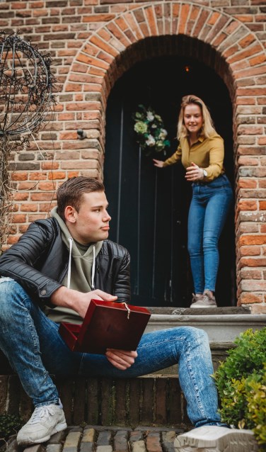 De acteurs zijn al flink aan het oefenen bij boerderij 't Spieker in Vierakker. Foto: PR