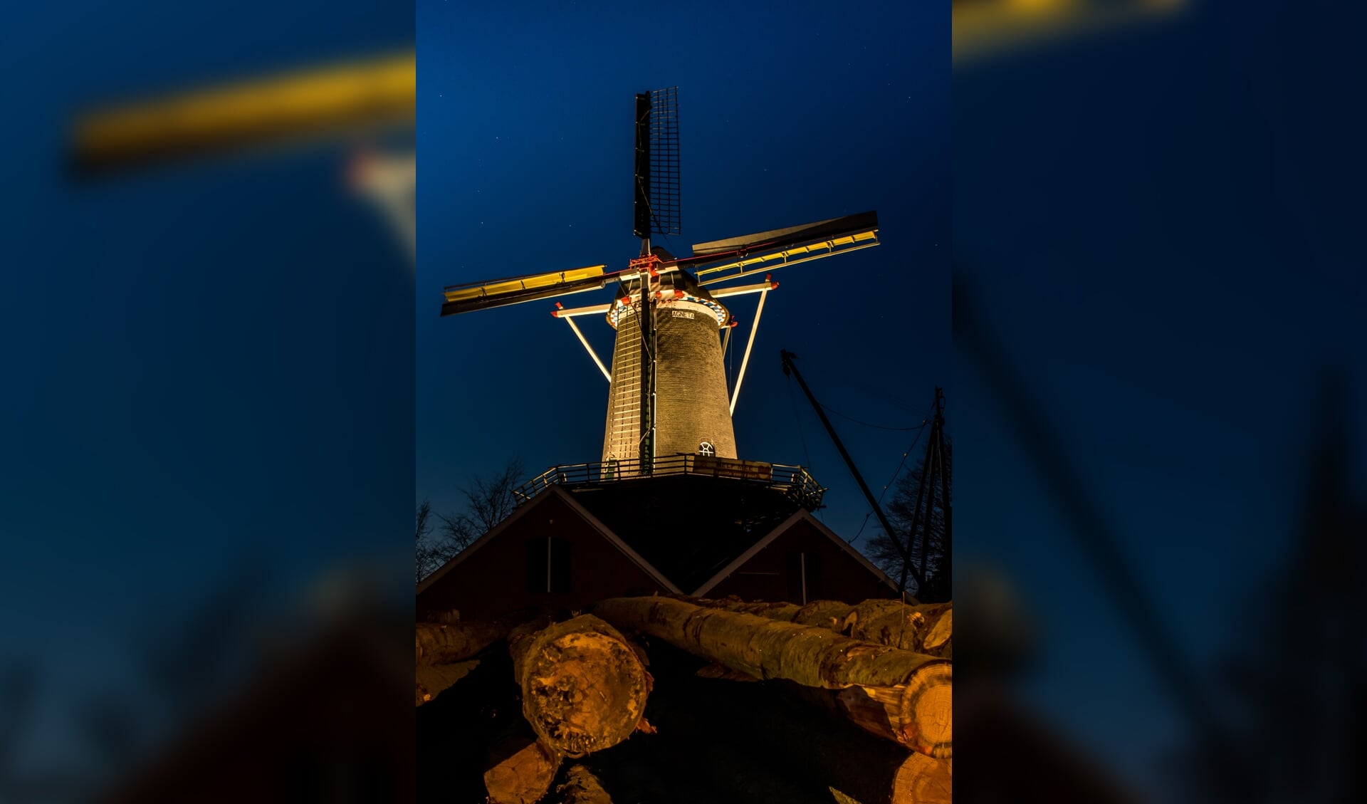 De lampen zetten de Agneta molen iedere avond tot 23.30 uur in het licht. Foto: Kees Avé.