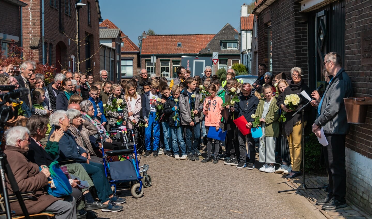 Zo'n 75 mensen kwamen samen met kinderen van de Theo Thijssenschool, naar de smalle Kruisstraat nummer 7. Foto: Henk Derksen