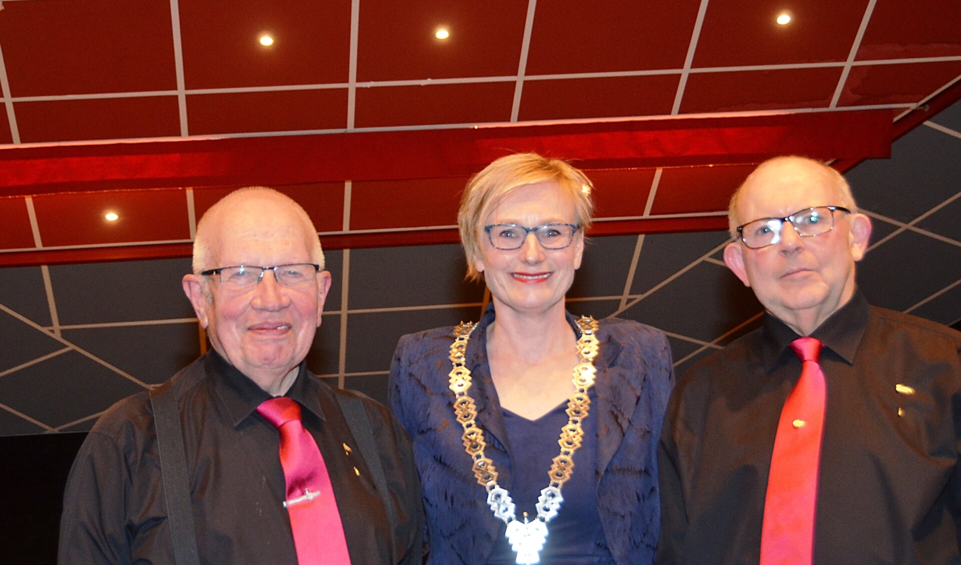 Jubilarissen van Harmonie Prinses Juliana Gert Klein Wentink (l .) en Johan Roenhorst (r.) werden gehuldigd door burgemeester Besselink. Foto: Arno Wolsink