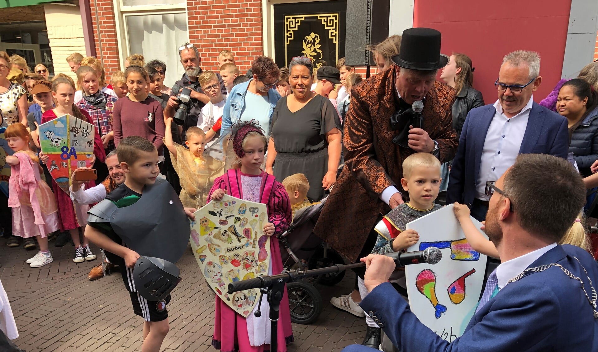 Terborgse leerlingen presenteren de schilden aan burgemeester Otwin van Dijk. Foto: Miriam Szalata