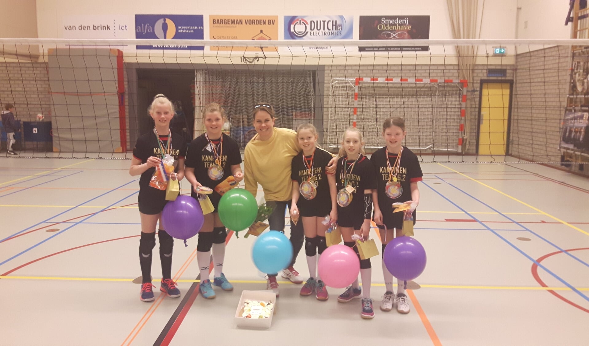 Faya, Anne, Mies, Inge en Esmee met trainer Hanneke. Foto: PR