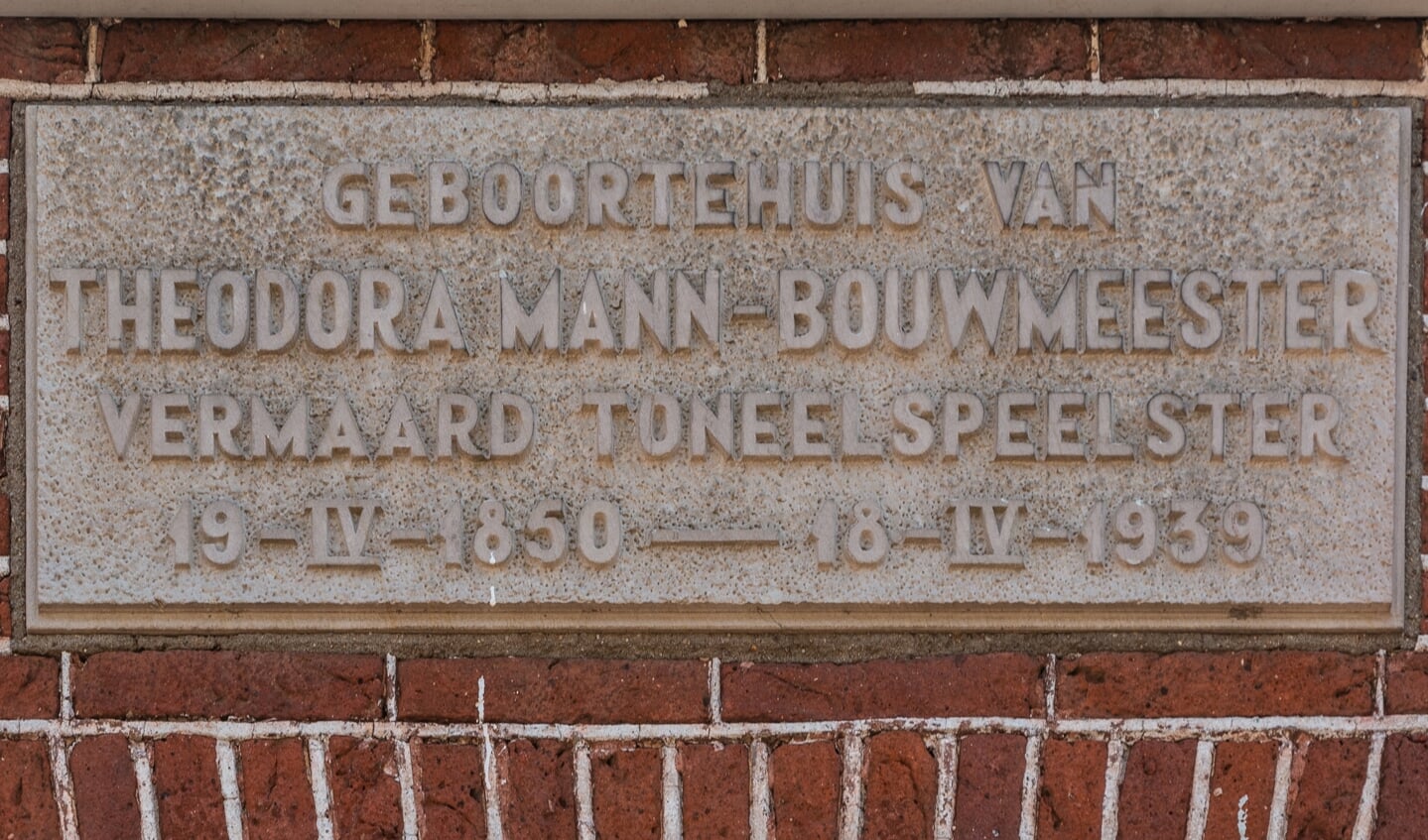 Het 'oude' gedenkteken aan de gevel van huisnummer 34. Foto: Henk Derksen