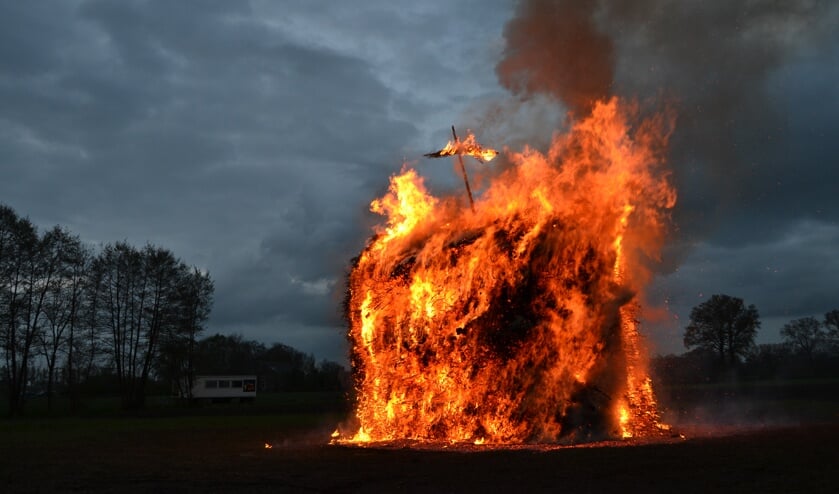 Paasvuur met brandend kruis in 2017. Foto: Karin Stronks