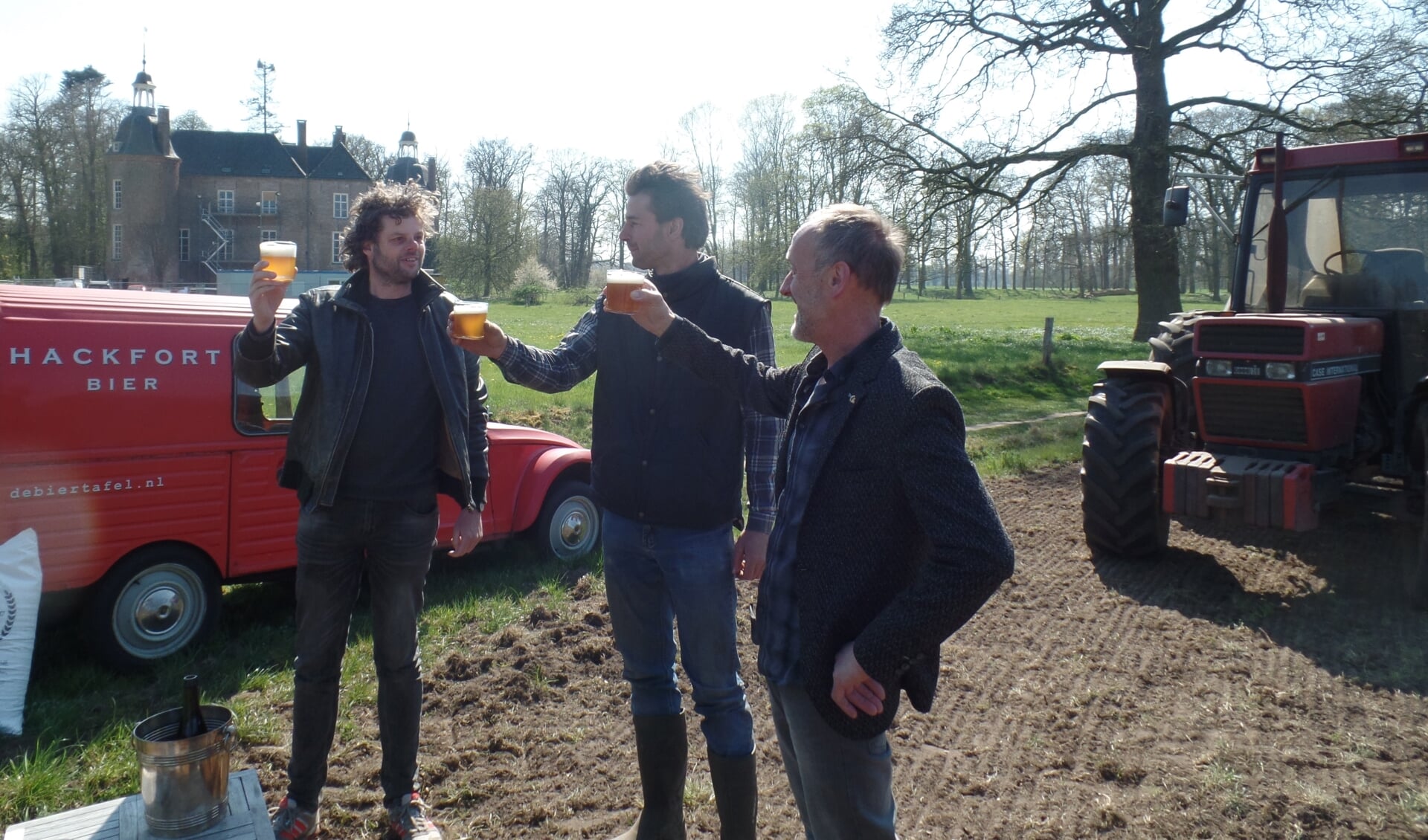 Op de bijzondere samenwerking werd toepasselijk door Geerart van Doorn,  Egbert Harmsen en Jan Legters met een glas Hackfort Bier geproost. .Foto: Jan Hendriksen