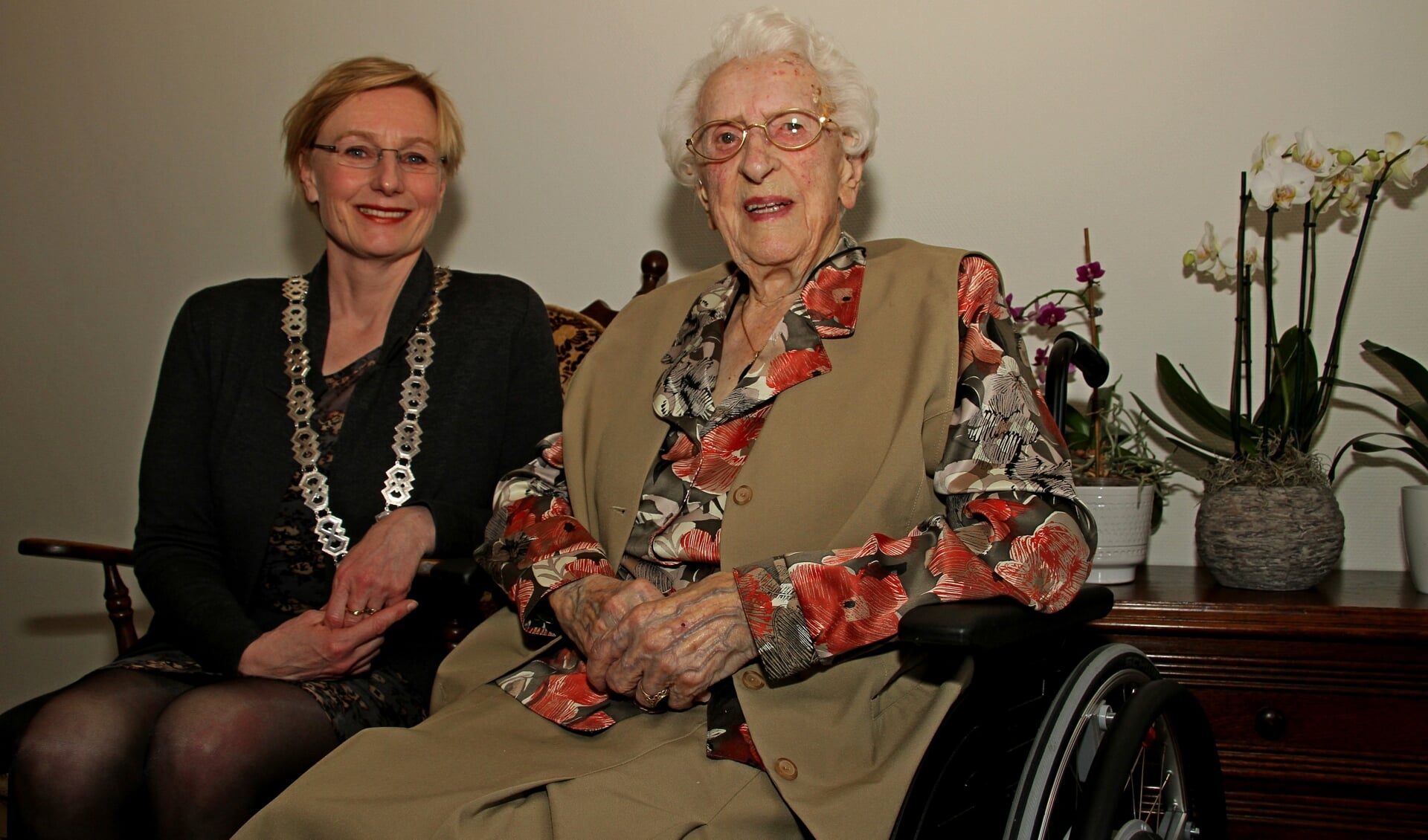 De 104-jarige mevrouw Lebbink-Hobelman wordt gefeliciteerd door burgemeester Besselink. Foto: Liesbeth Spaansen