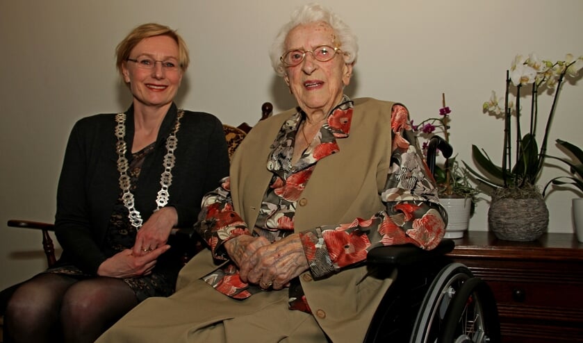 De 104-jarige mevrouw Lebbink-Hobelman wordt gefeliciteerd door burgemeester Besselink. Foto: Liesbeth Spaansen