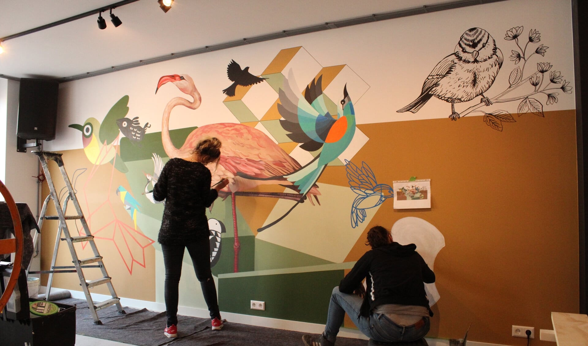 Natasja Scharenborg en Kim Froeling leggen de laatste hand aan de muurschildering. Foto: eigen foto