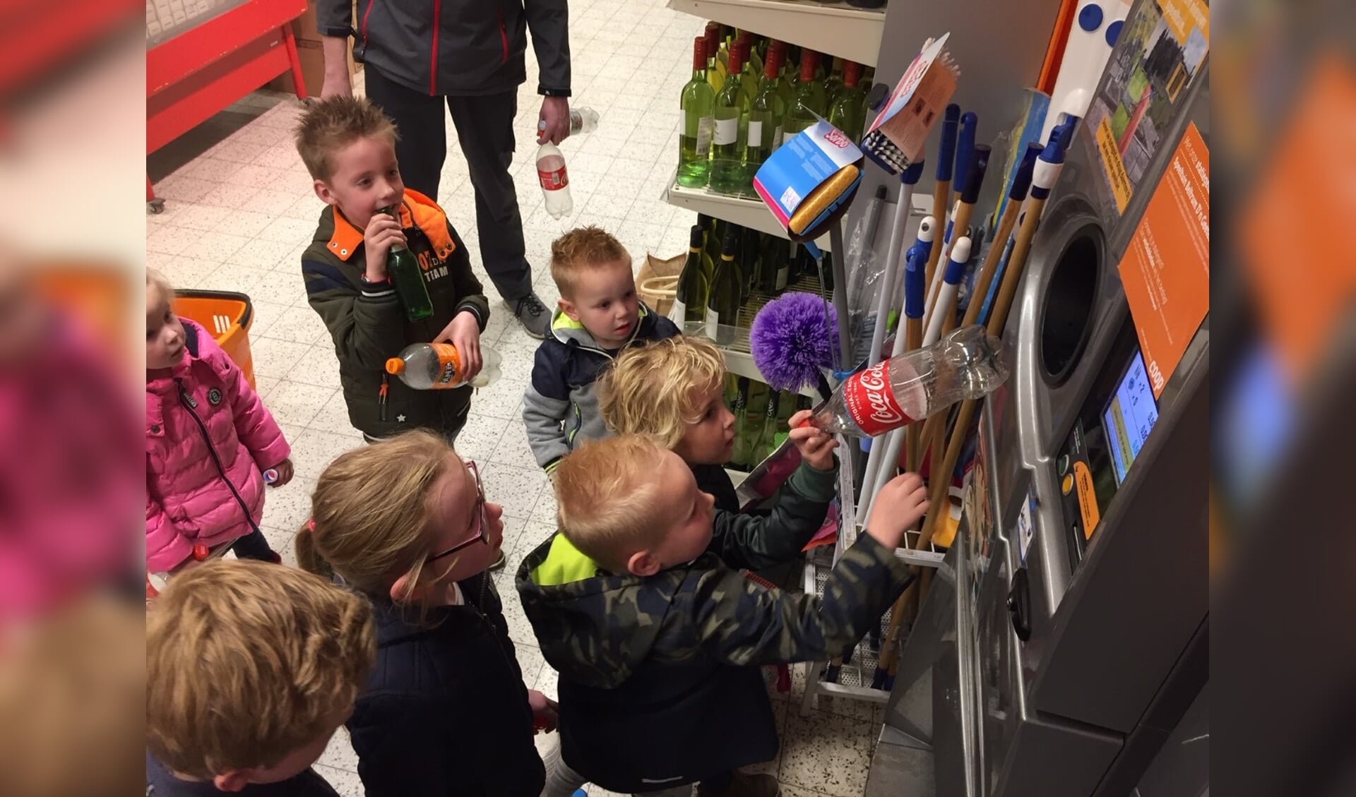 De kinderen geven het goede voorbeeld en doneren aan de speeltuin. Foto: PR