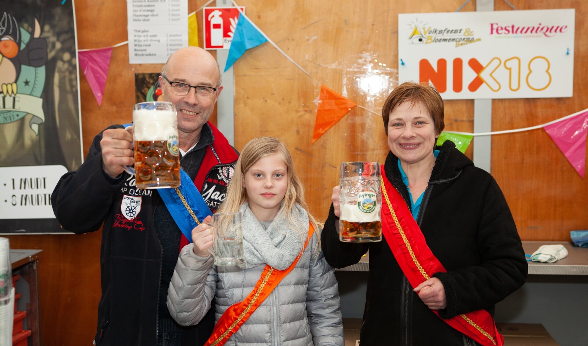 Het nieuwe koningspaar Jan Eggink en Marian Nieuwenhave proosten op hun titel. De nieuwe jeugdprinses van 't Broek werd Noor van der Sluijs. Foto: PR.  