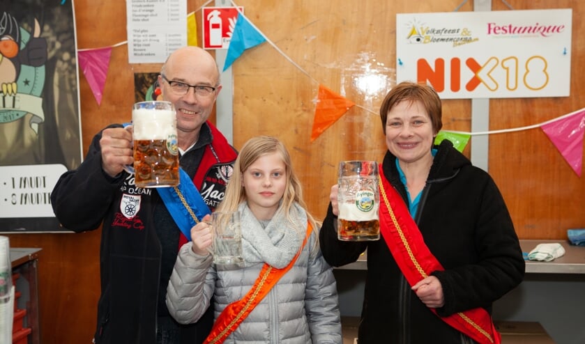 Het nieuwe koningspaar Jan Eggink en Marian Nieuwenhave proosten op hun titel. De nieuwe jeugdprinses van 't Broek werd Noor van der Sluijs. Foto: PR.