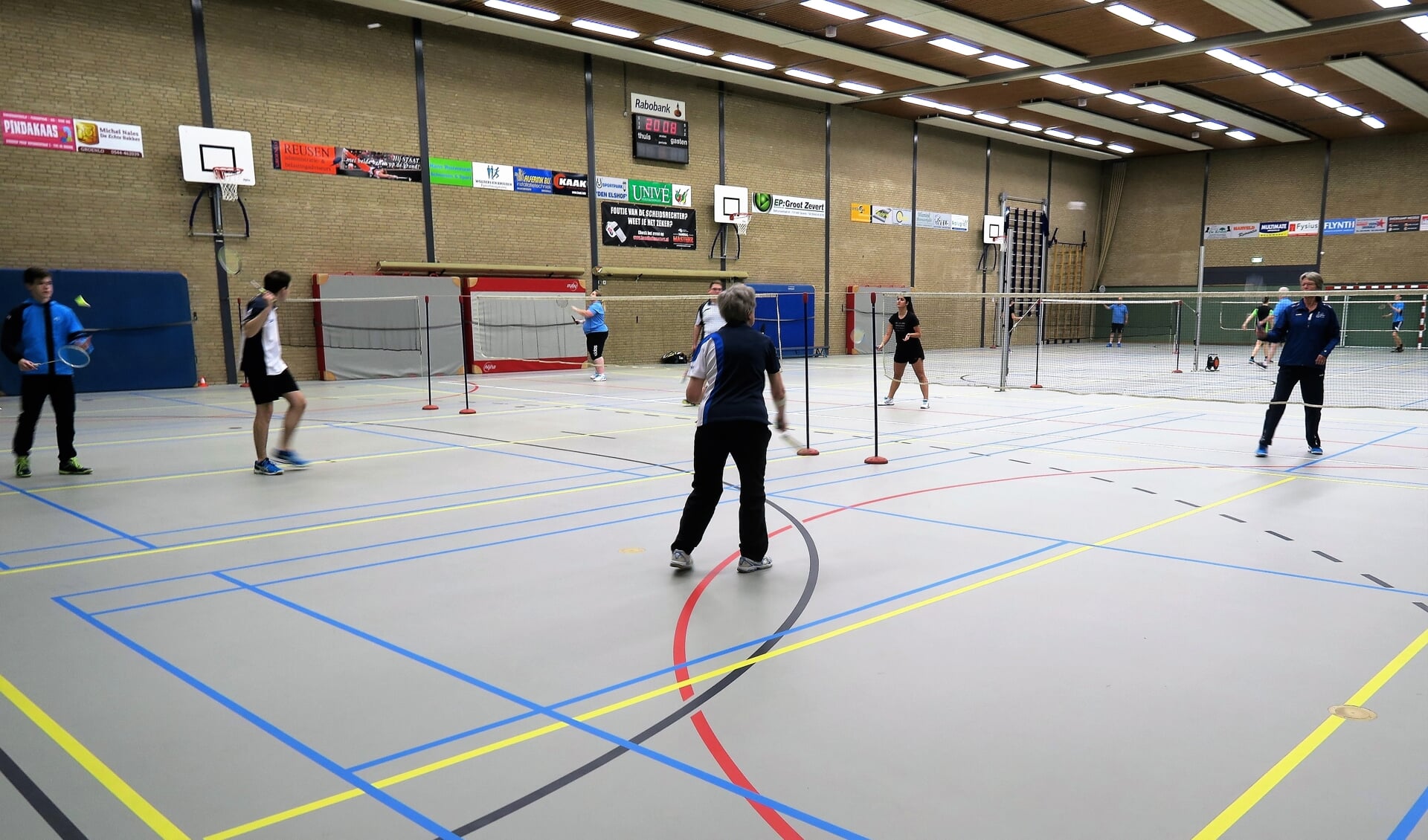 Leden van BV Grol volop actief in de sporthal Den Elshof. Foto: Theo Huijskes