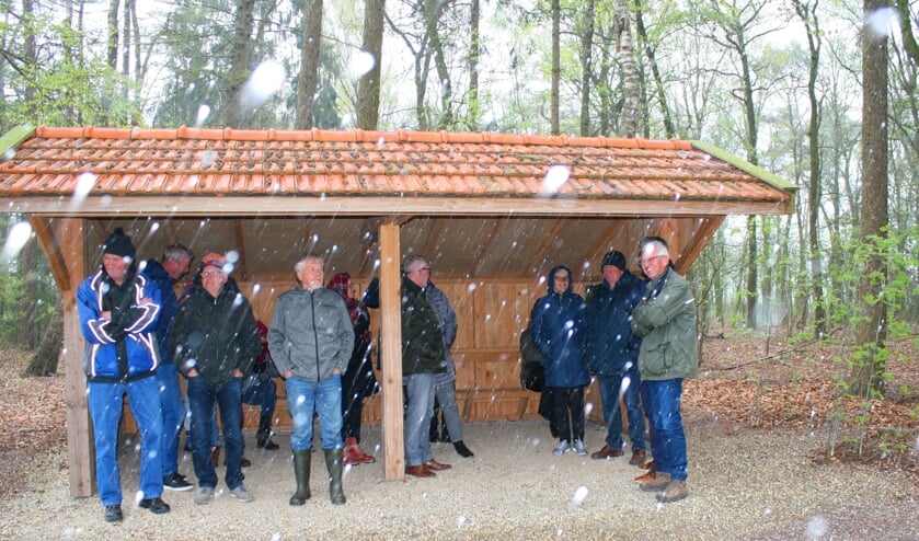 De schuilhut komt direct goed van pas tijdens de feestelijke opening. Foto: Dinès Quist