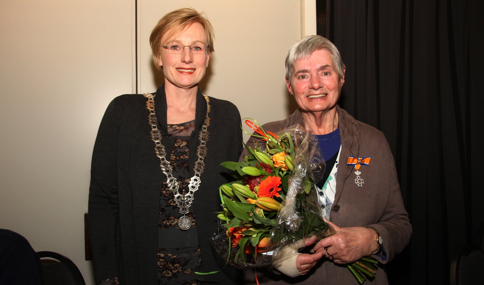 Burgemeester Besselink mocht Gerda Gosselink koninklijk onderscheiden. Foto: Liesbeth Spaansen