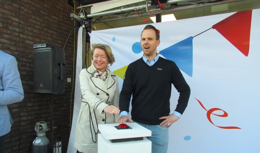 De opening van de Lidl, meteen ook de laatste officiële handeling als wethouder van Patricia Hoytink-Roubos. Foto: Rob Stevens