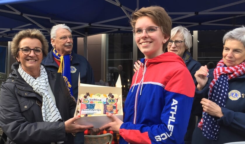 Lions lid Hannie Zweverink overhandigt de feesttaart aan Yvette Bremer uit Steenderen. Foto: Lionsclub Bronckhorst