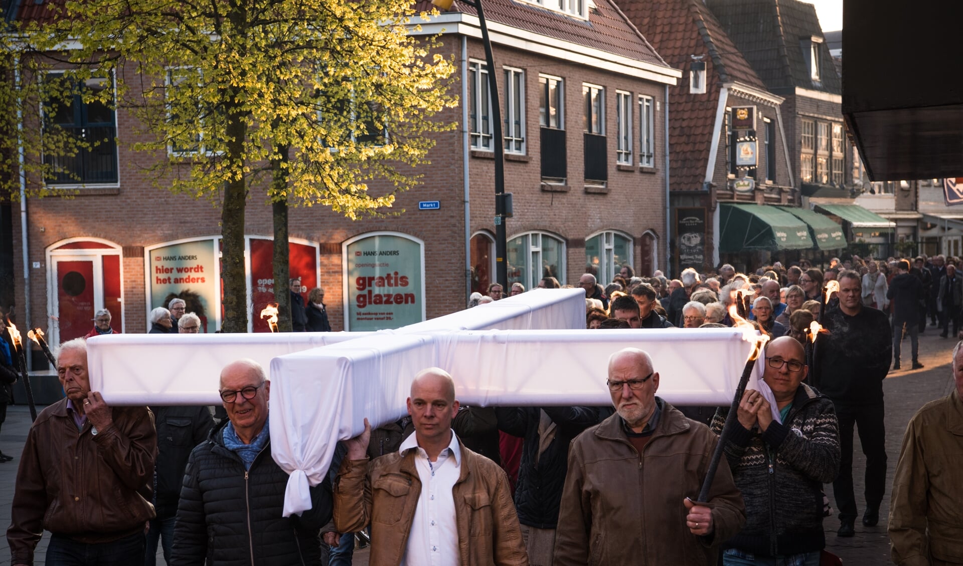 Indrukwekkende fakkeltocht door het centrum van Lichtenvoorde. Foto: Renske Hummelink