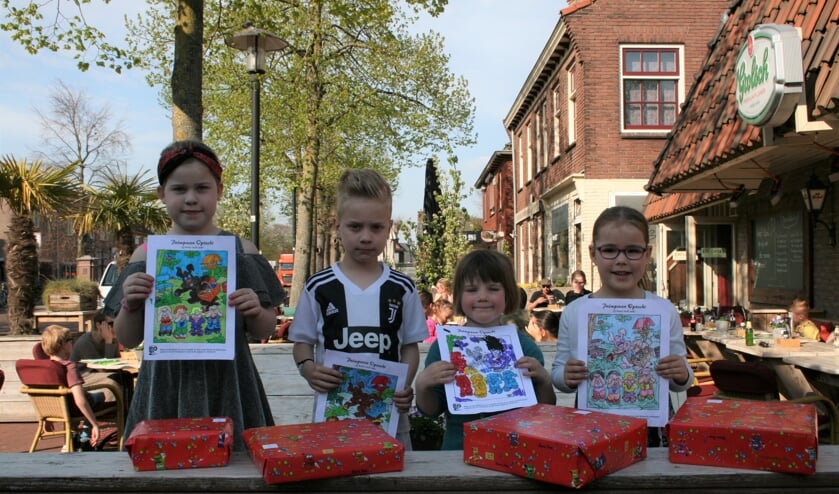 Na een traktatie en de prijsuitreiking wilden de winnaars nog wel even op de foto.Foto: PR