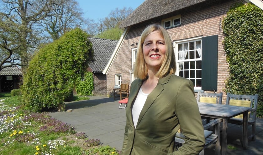 Mirjam van Tiel bij haar monumentale boerderij op landgoed Hackfort. Foto: Eric Klop