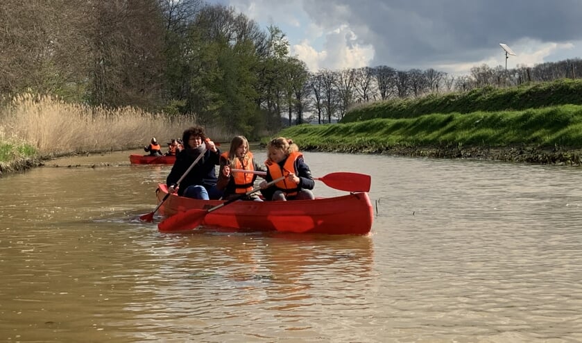De kinderen hadden snel de slag van het kanoën te pakken. Foto: PR