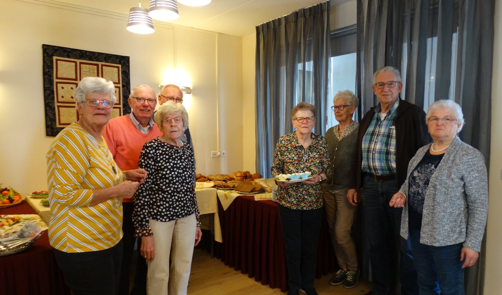 Het bestuur van de Ontmoetingsruimte, van Het Hemminkhof bij het Paas-brunck van Bakkerij Oude Wesselink.Foto: PR. 