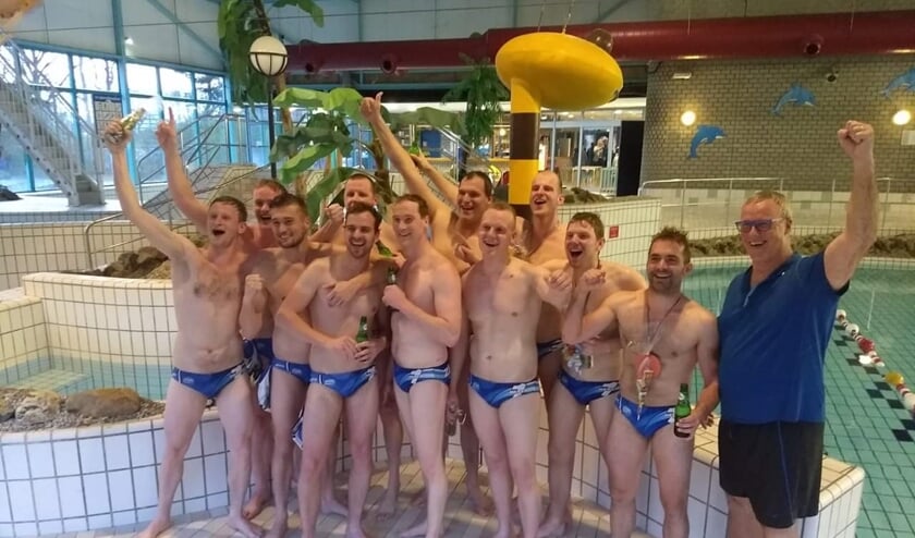 ZPC Livo heren 1 promoveert naar de eerste klasse. Daar moet op gedronken worden. Foto: eigen foto