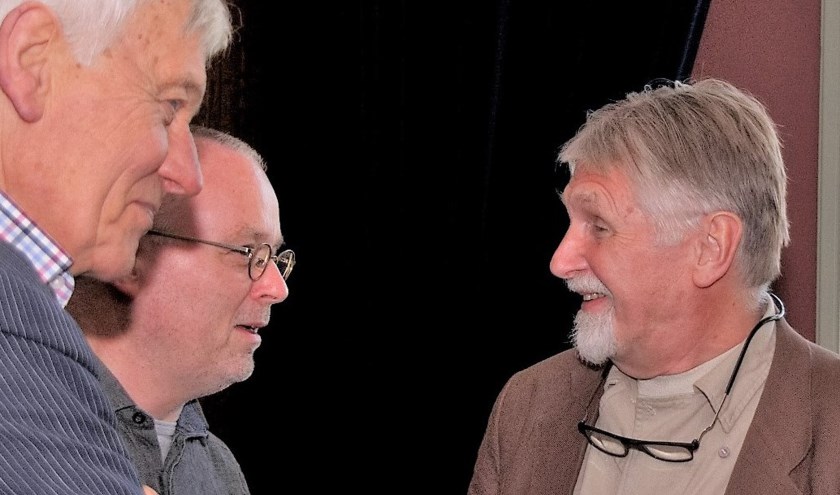 2. Bennie te Vaarwerk (midden) met verre nazaat Peter Sluiter (links) en een bezoeker van op een Sluiterochtend twee jaar geleden in Eibergen, waar hij het idee lanceerde voor de viering van Willem Sluiter en 350 jaar Achterhoek. Uit de nalatenschap van de vorig jaar overleden Te Vaarwerk is ook gel