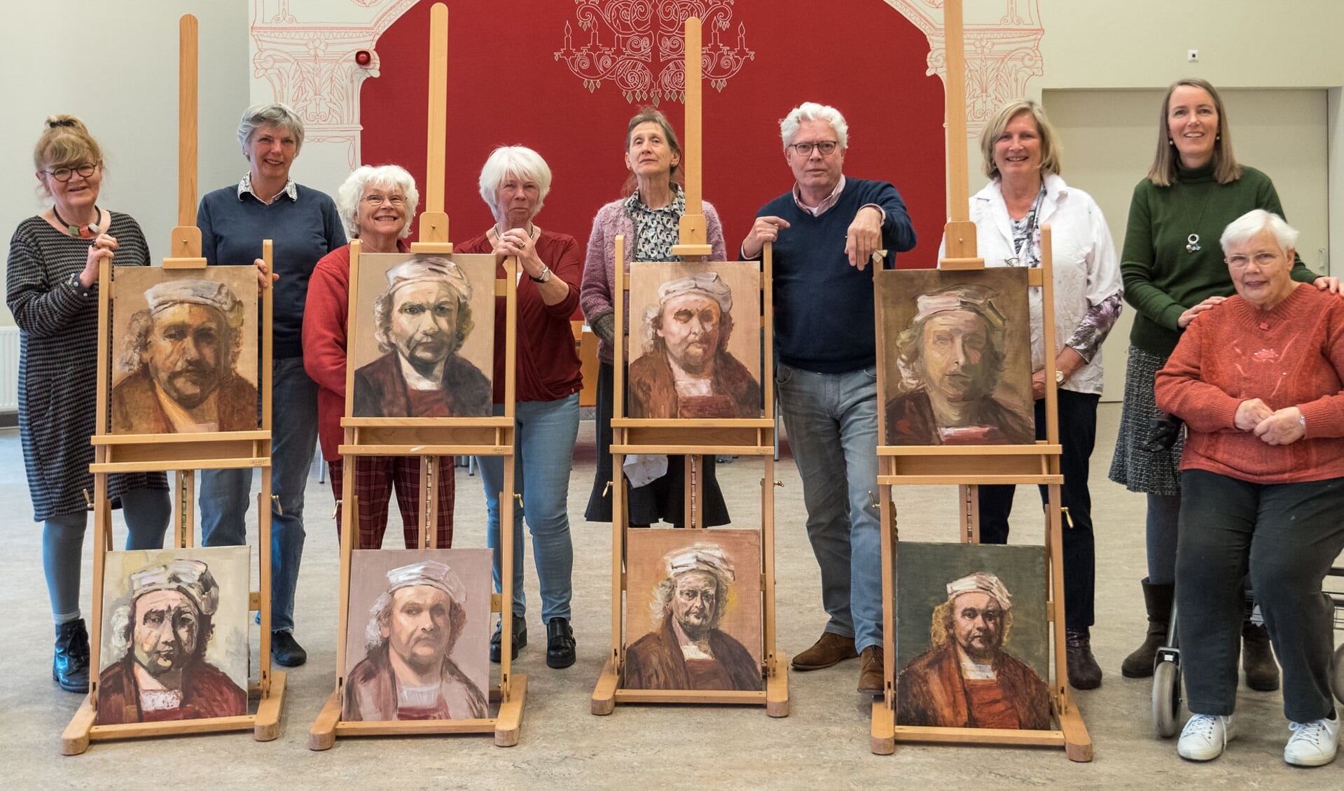 Een groep Rembrandt-schilders met hun zelfportret. Foto: Louis Swart