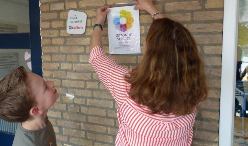 Het mag aan de muur: De Hoeksteen is een Gezonde School. Foto: PR