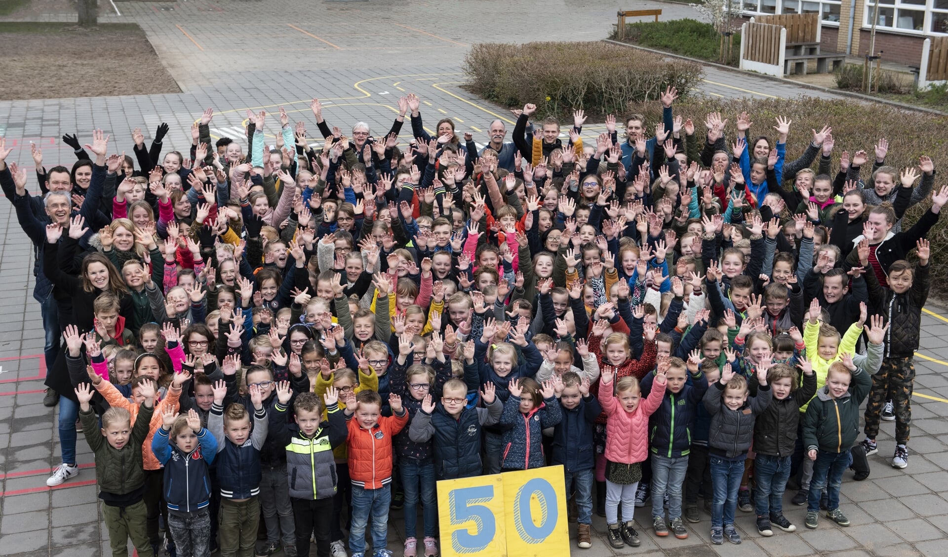 Leerlingen en leerkrachten vieren op 12 april het 50-jarig bestaan van de Stegemanschool. Foto: Sylvia Olijslager