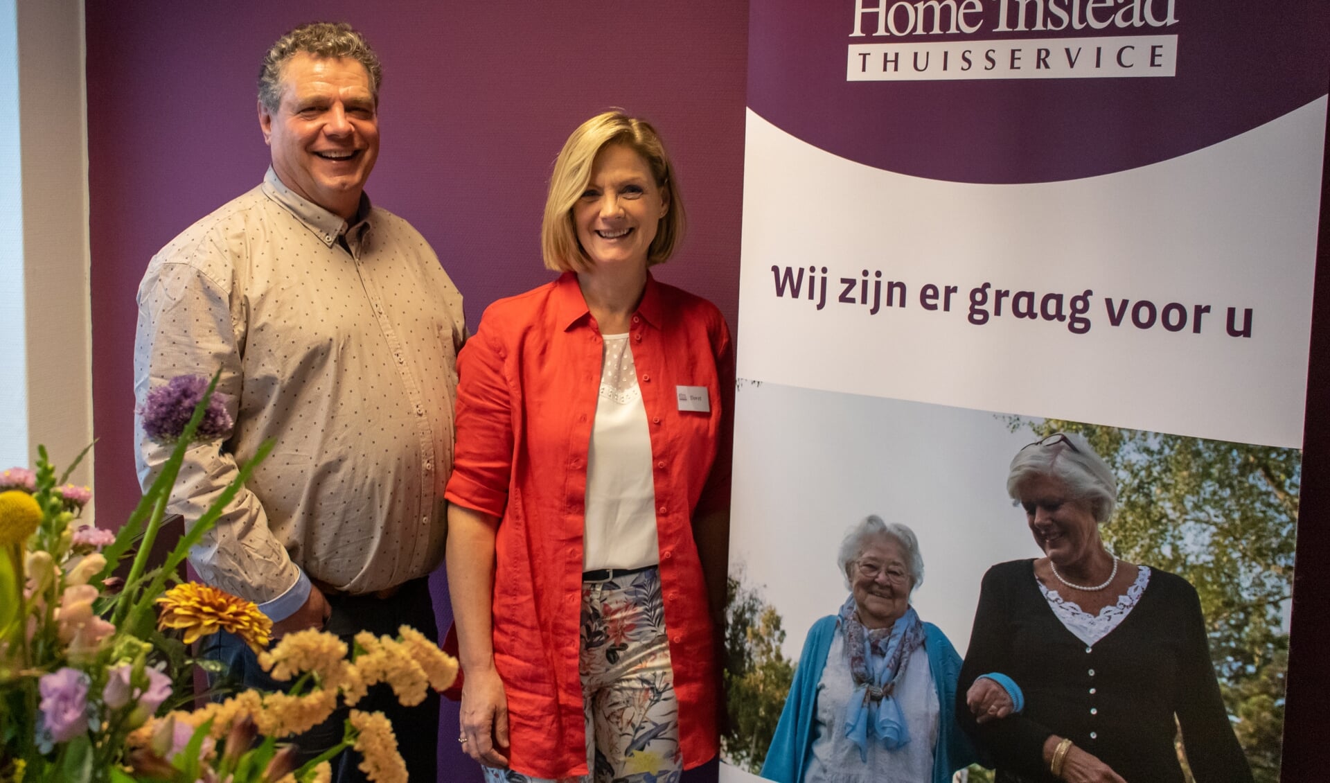 Eric van Putten en Doret Geutjes openen de vestiging van Home Instead in Groenlo. Foto: Jaap Eijsker