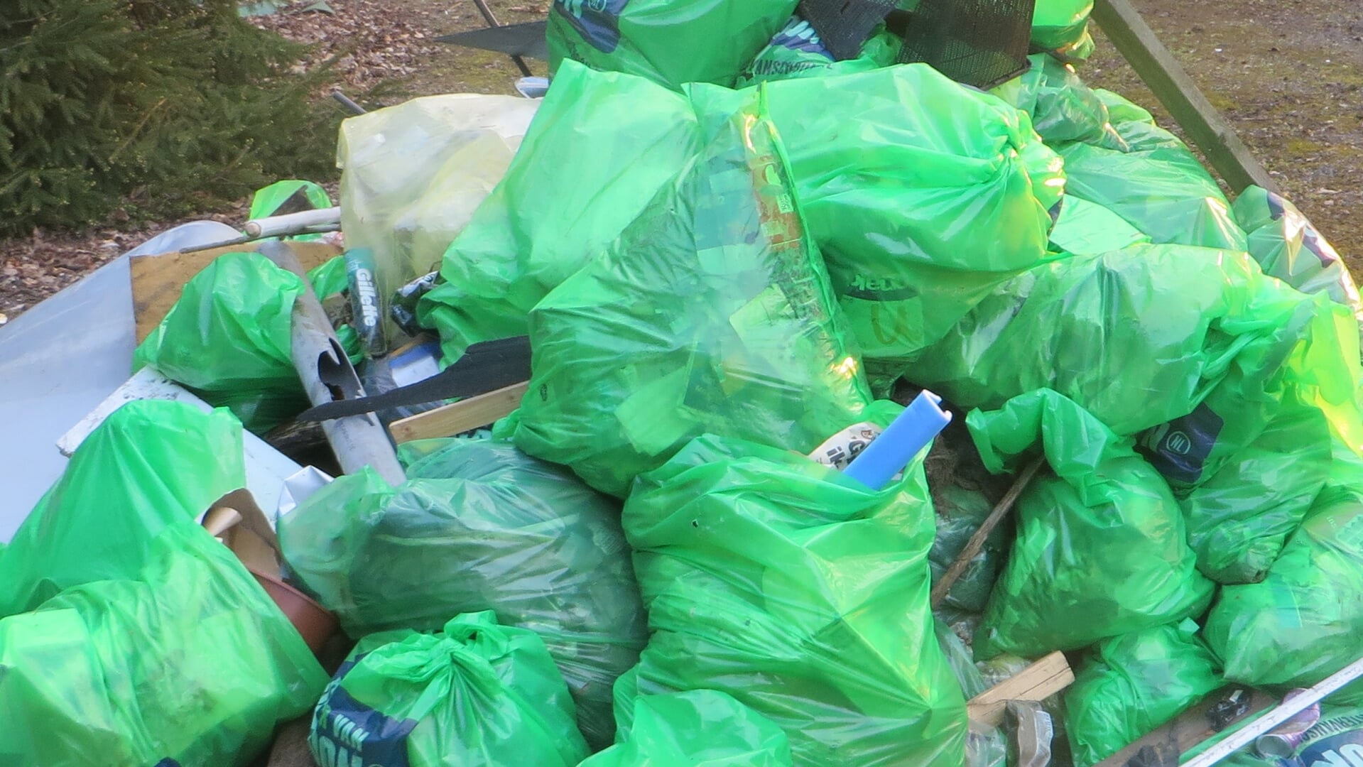 Zakken vol met zwerfvuil bijeengebracht door 'supporters van schoon'. Foto: PR