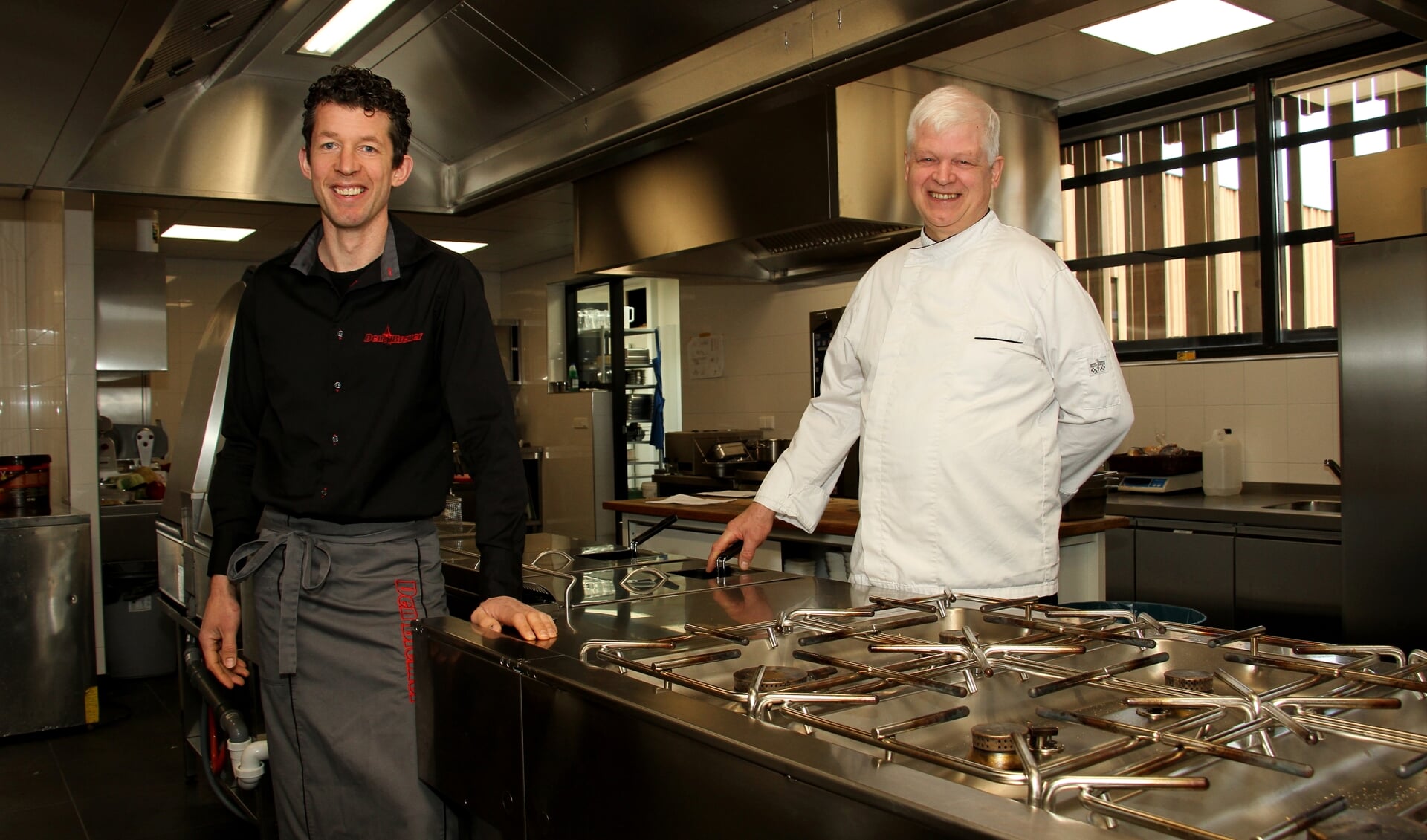 Jurgen (l.) en Johan Wunderink zijn tevreden met hun nieuwe keuken. Foto: Liesbeth Spaansen