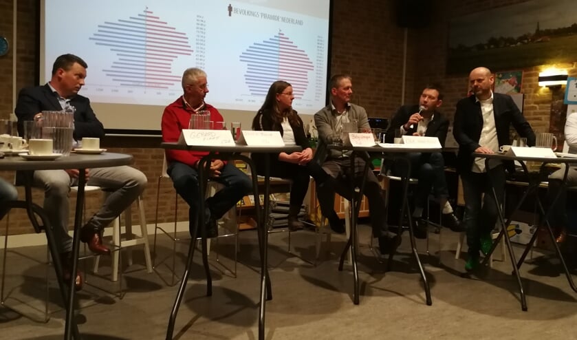De fractieleiders in de Berkellandse raad, van links af Gerard Hilhorst (CDA), Bennie Morsink (OBL), Betsy Wormgoor (PvdA), Wim Klein Willink (VVD), Han Boer (D'66) en Leo Morren (GL). Foto: Rob Weeber