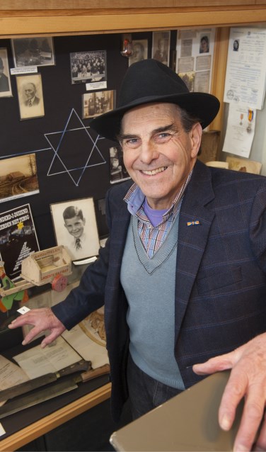 Sallo van Gelder in de synagoge. Foto: PR