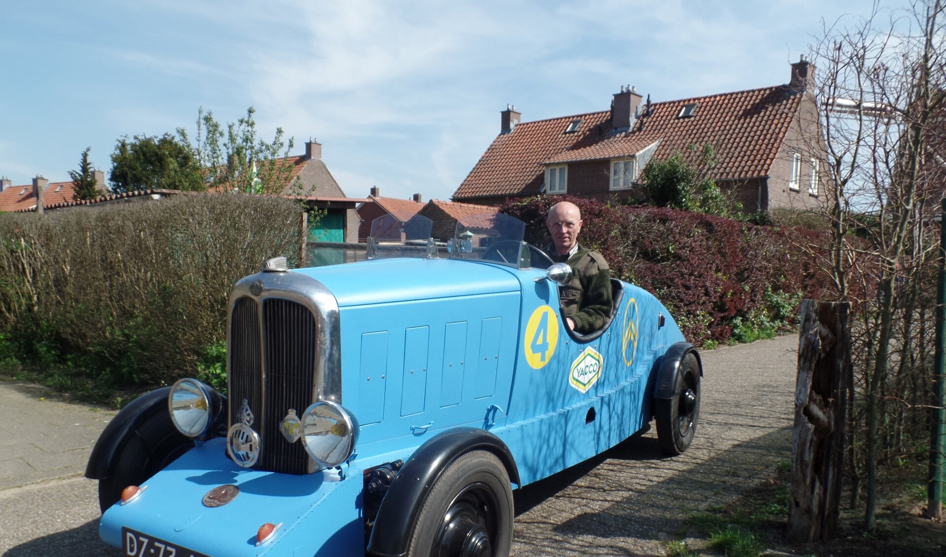 Joop Groot Nuelend met zijn blauwe 'La Petite Rosalie'. Foto: Jan Hendriksen.