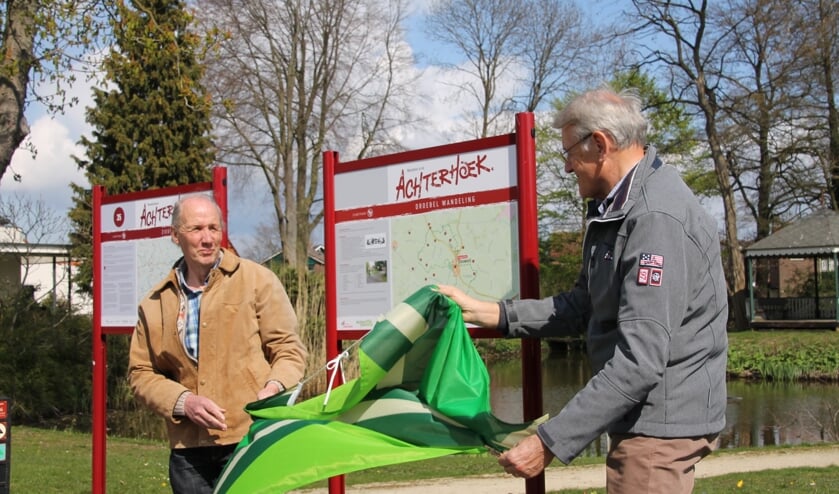 Onthulling van de Droebelroute door Anton Stortelder (links) en Harry Spekschoor. Foto: Kyra Broshuis