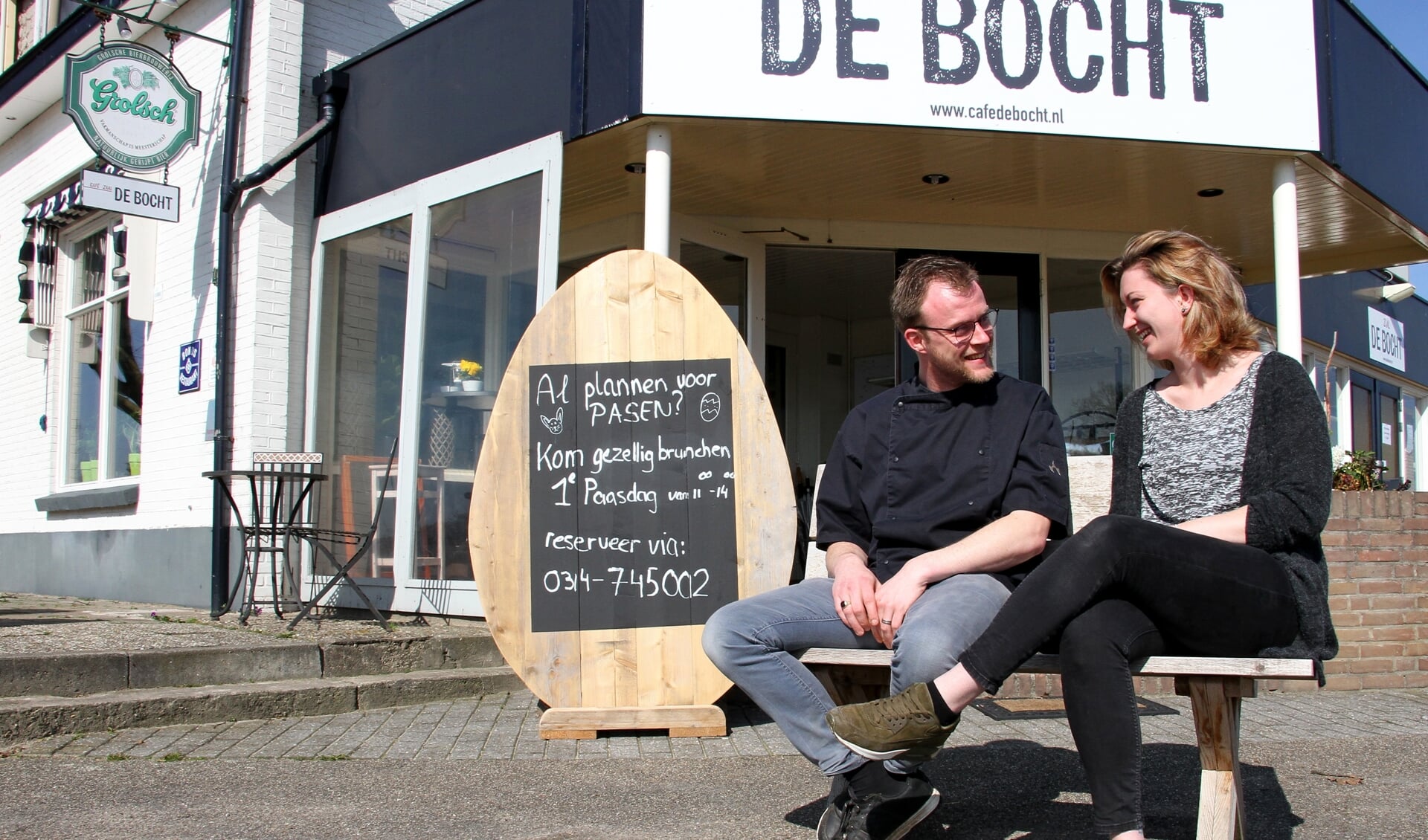 Sander Meinen en Eline Nijenhuis zijn de nieuwe ondernemers van Café-Zaal en Eetlokaal De Bocht. Foto: Liesbeth Spaansen