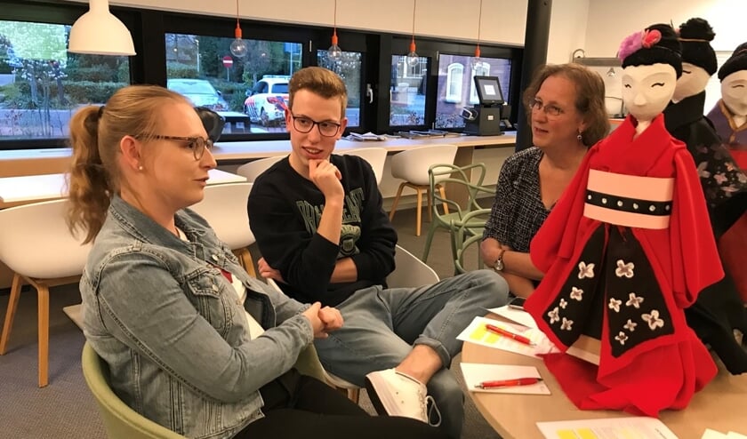 Heleen Rooks van de werkgroep ontwerpers in gesprek met twee jonge, aanstormende talenten.Foto: PR Bloemencorso